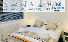 Free Parking Stylish 3 Bed With Garden